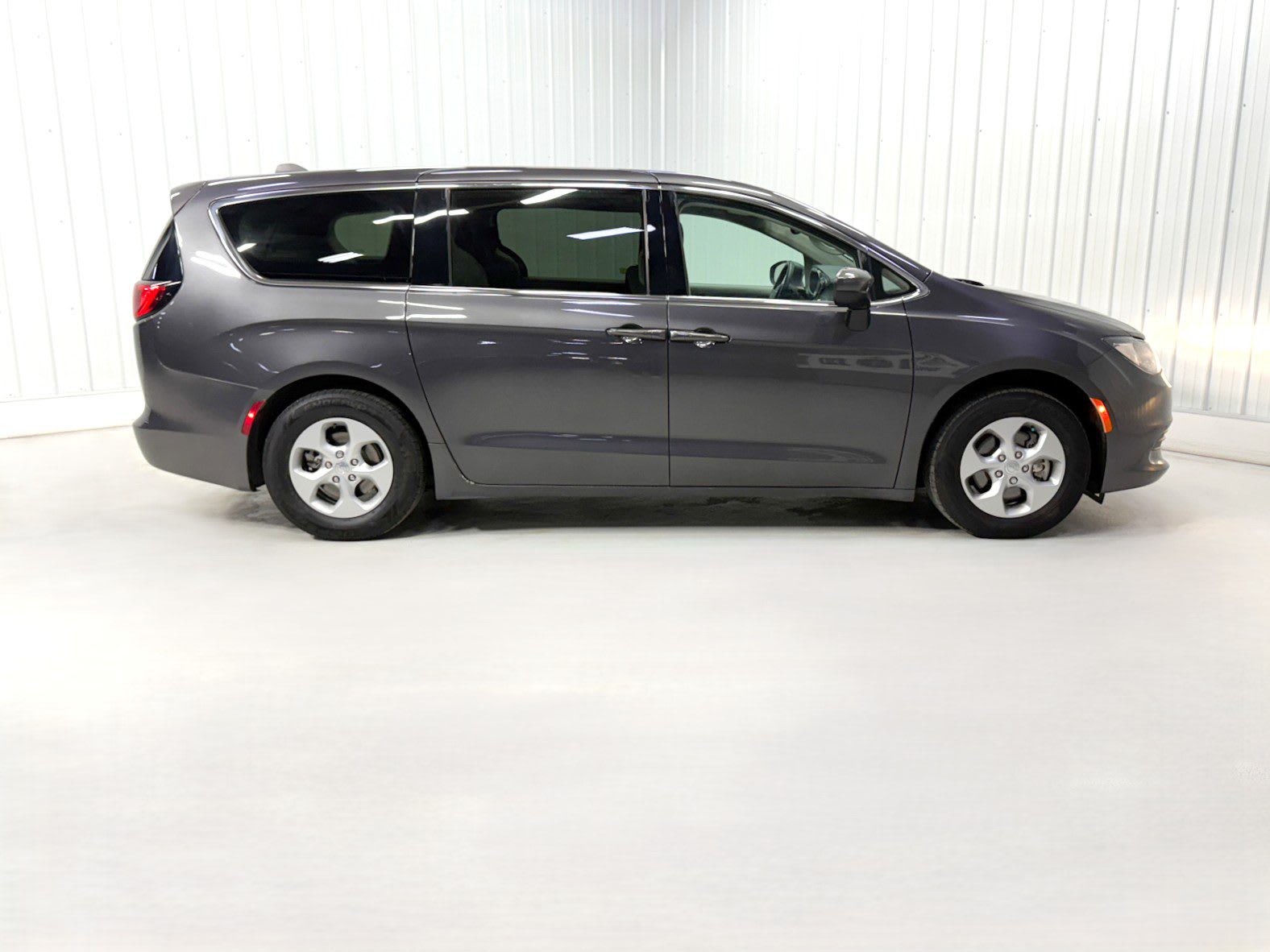 2017 Chrysler Pacifica Touring photo 2