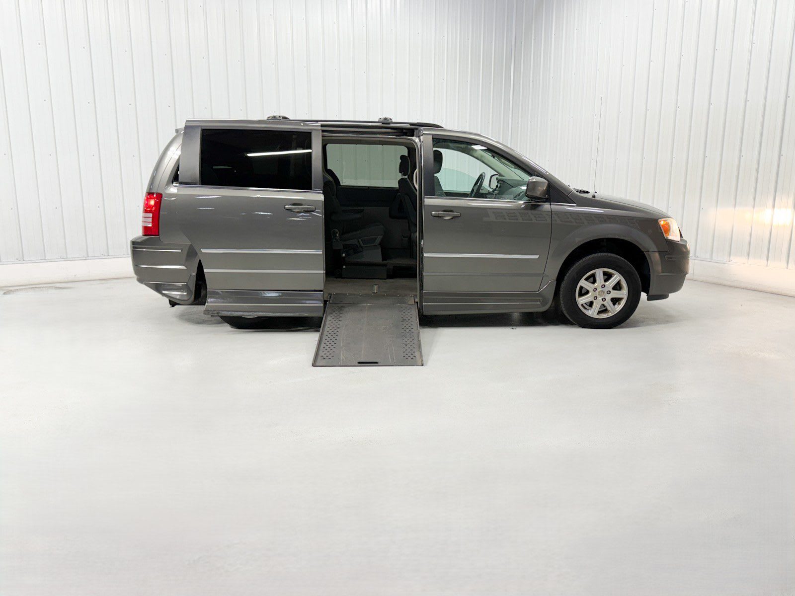 2010 Chrysler Town & Country Touring's photo