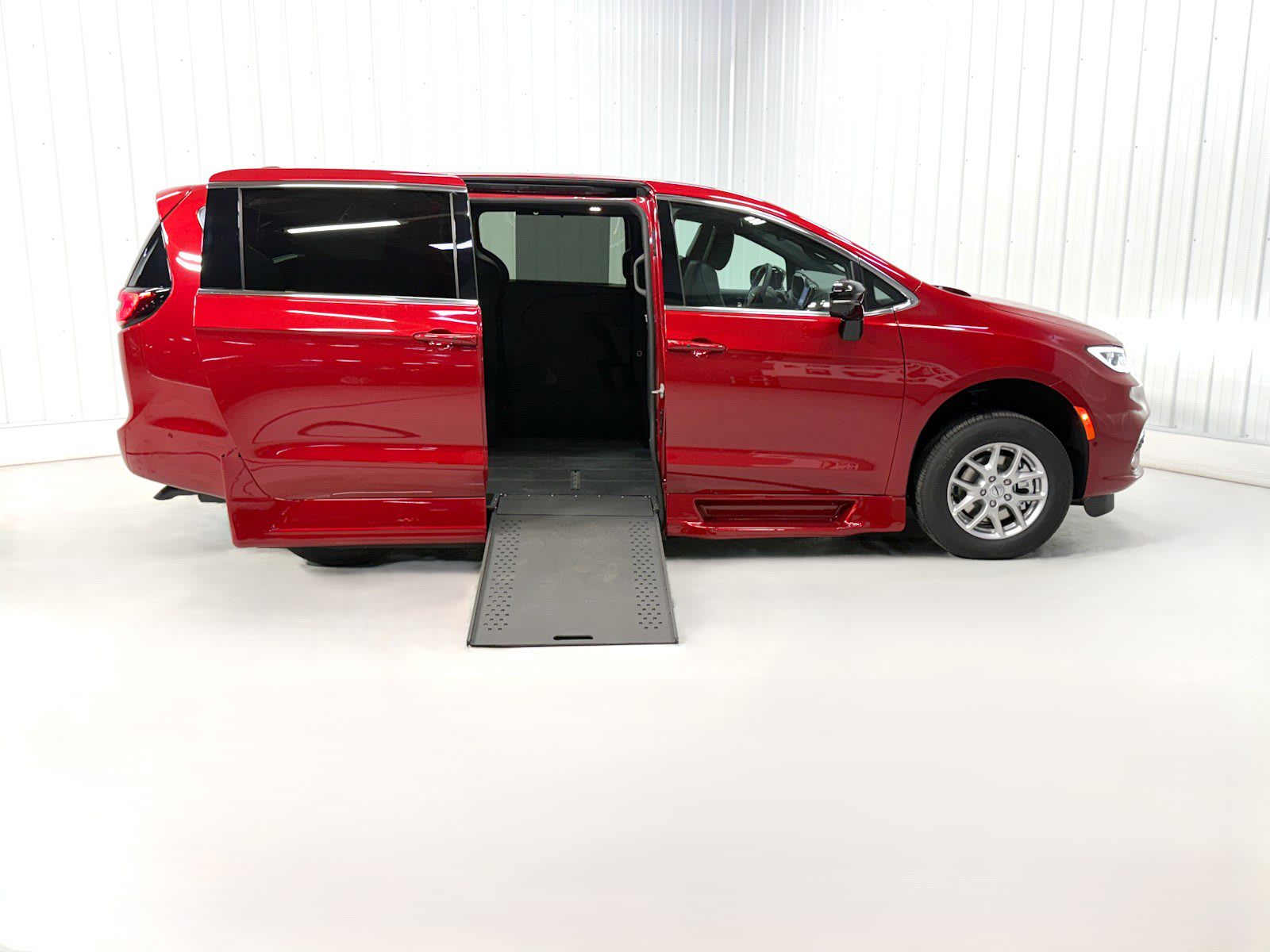 2025 Chrysler Pacifica Select's photo