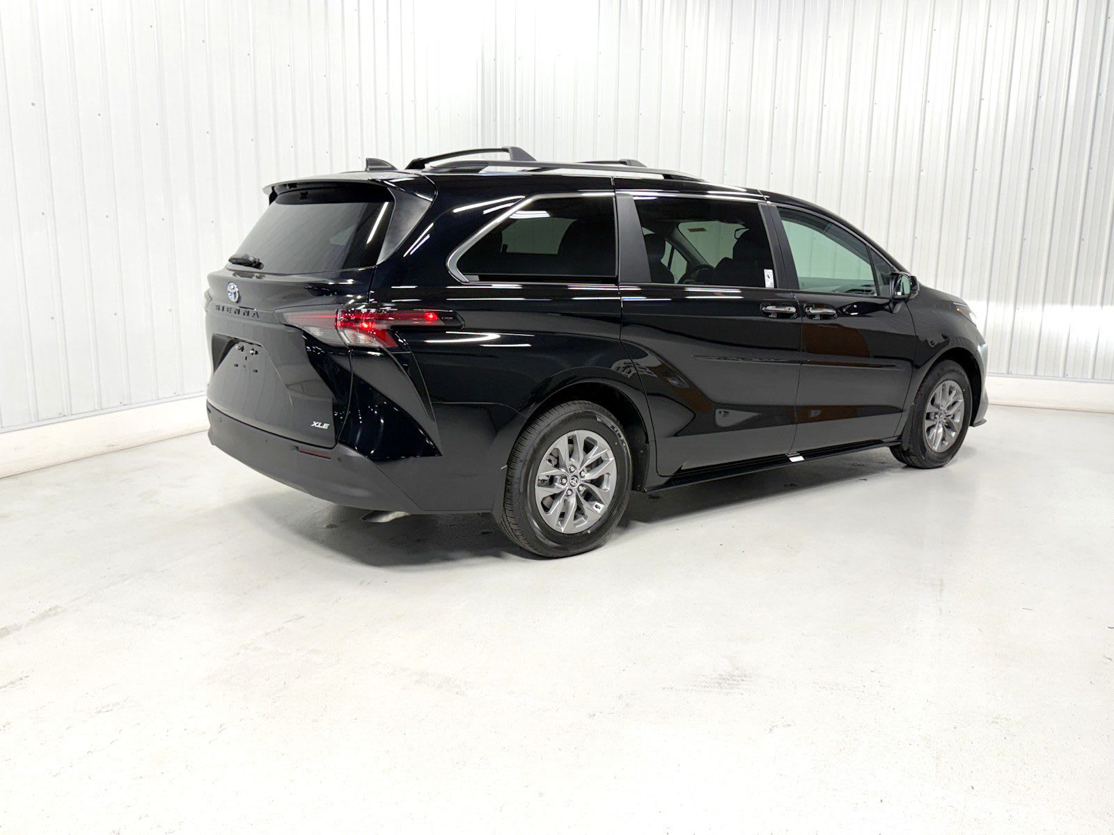 2025 Toyota Sienna Hybrid XLE photo 3