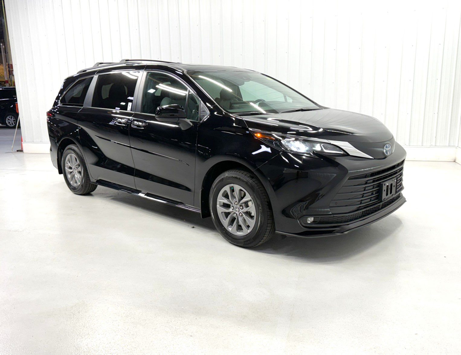 2025 Toyota Sienna Hybrid XLE photo 2