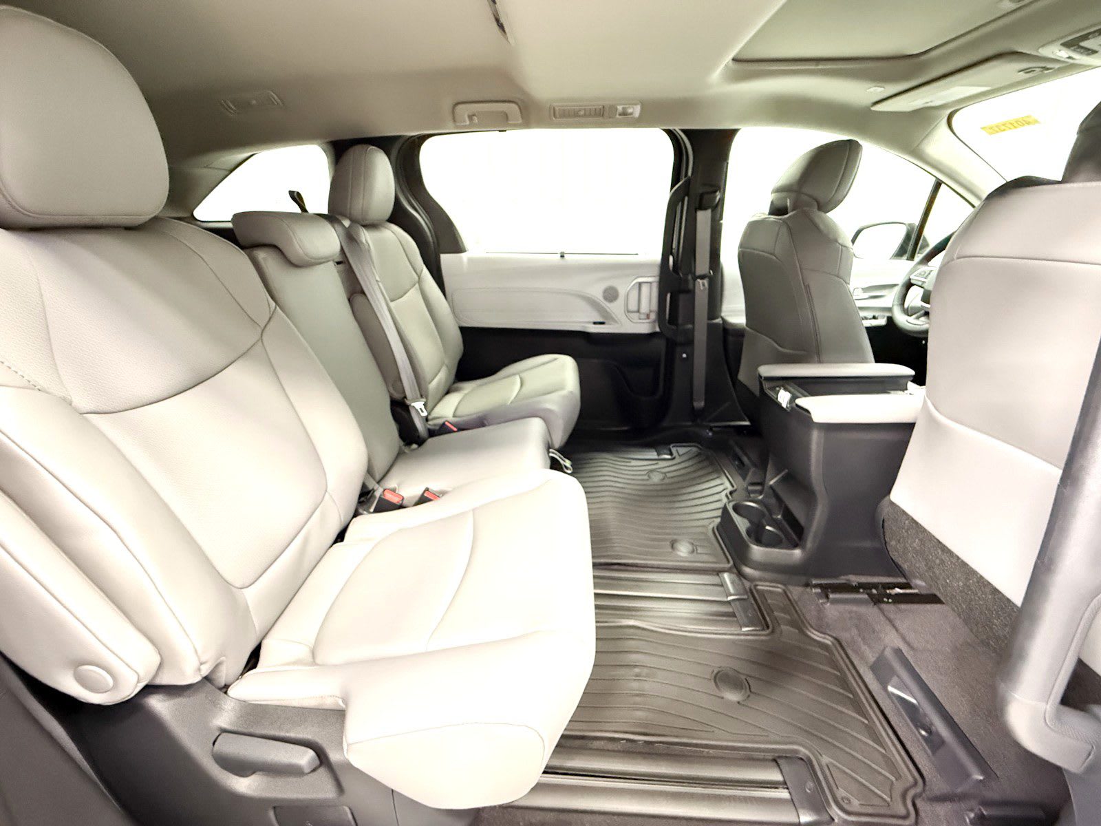 2025 Toyota Sienna Hybrid XLE photo 4