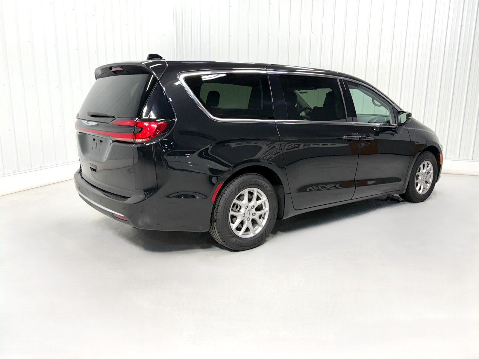 2023 Chrysler Pacifica Touring L photo 4