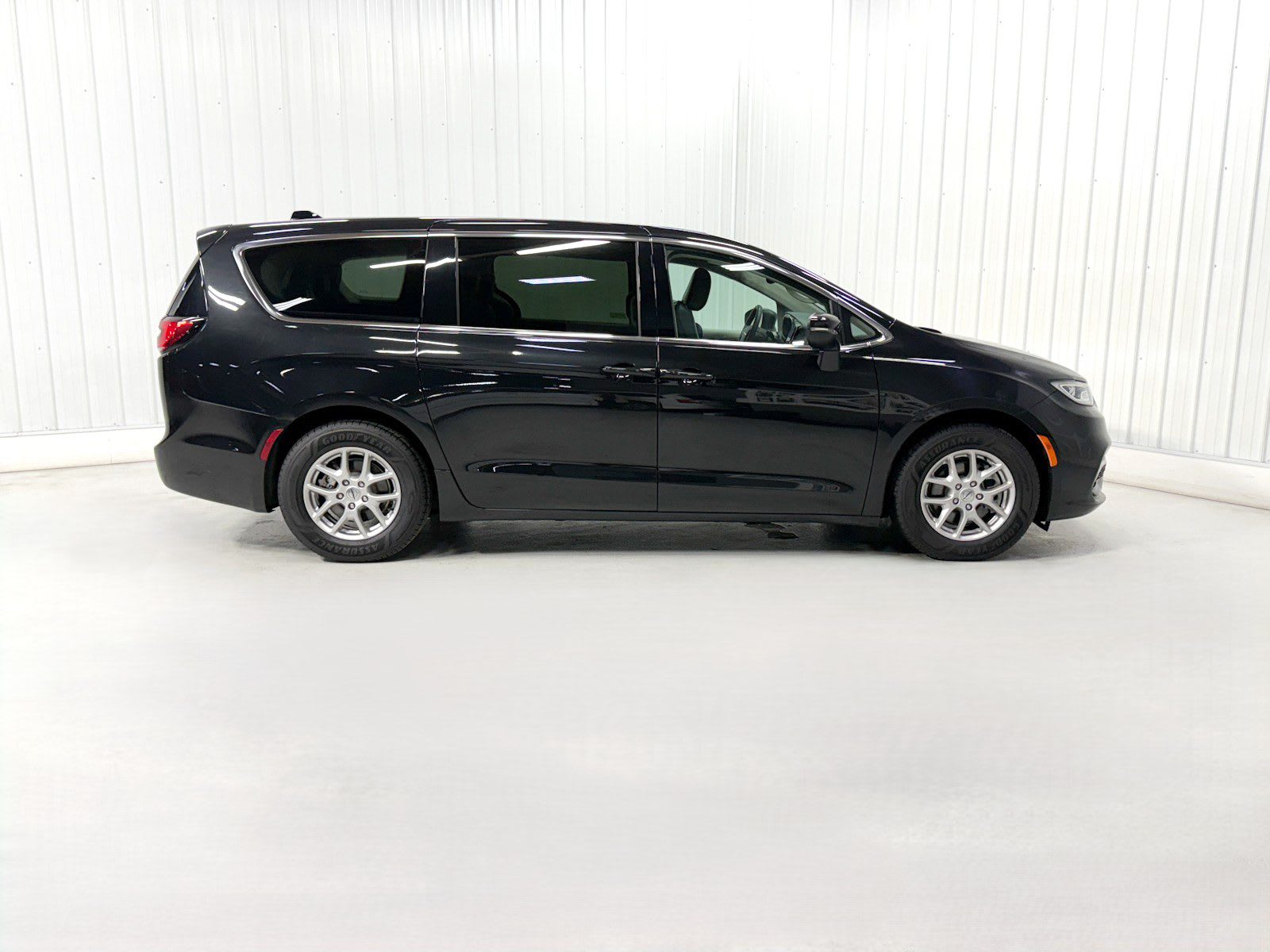 2023 Chrysler Pacifica Touring L photo 2