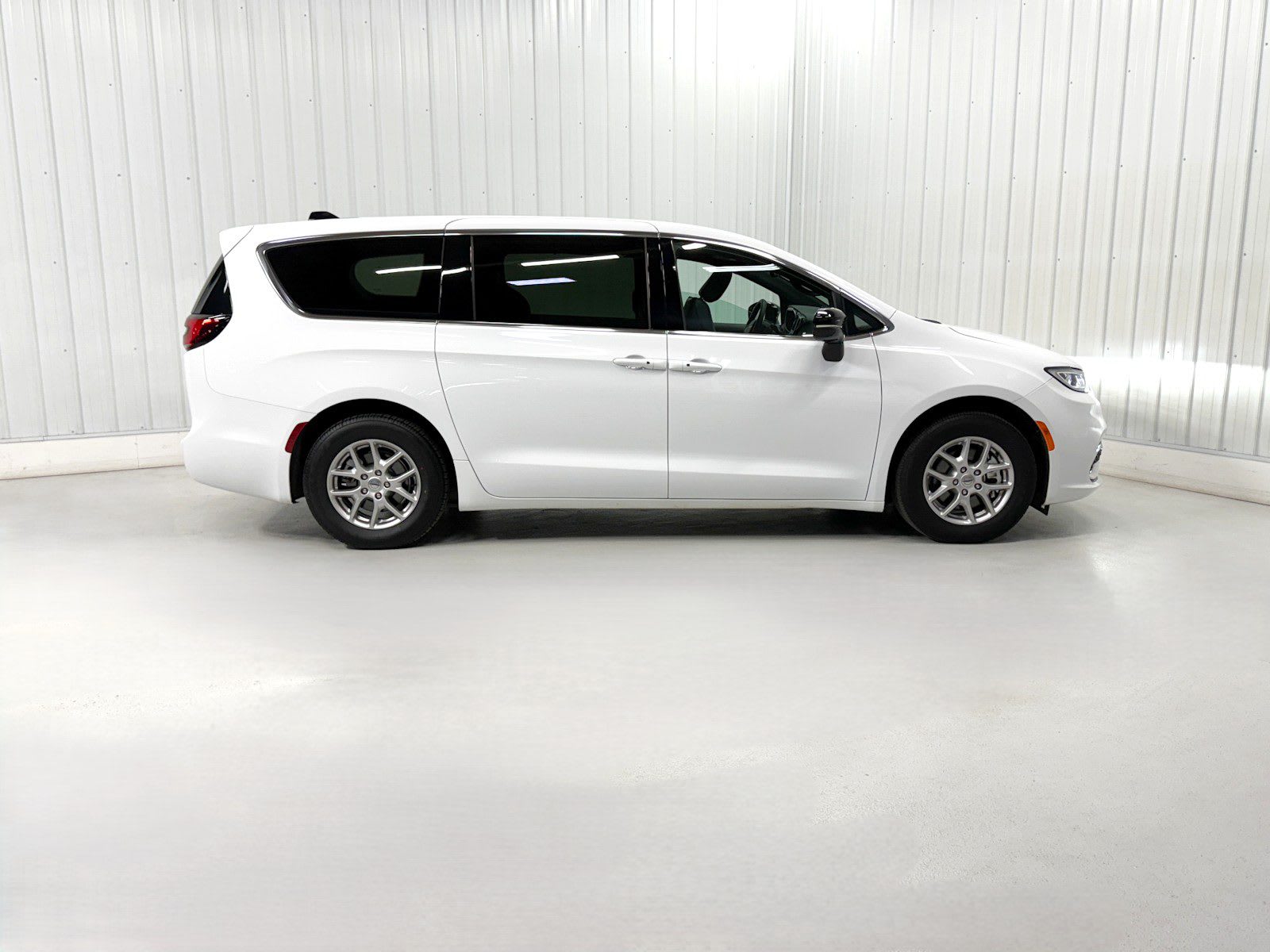 2025 Chrysler Pacifica photo 2