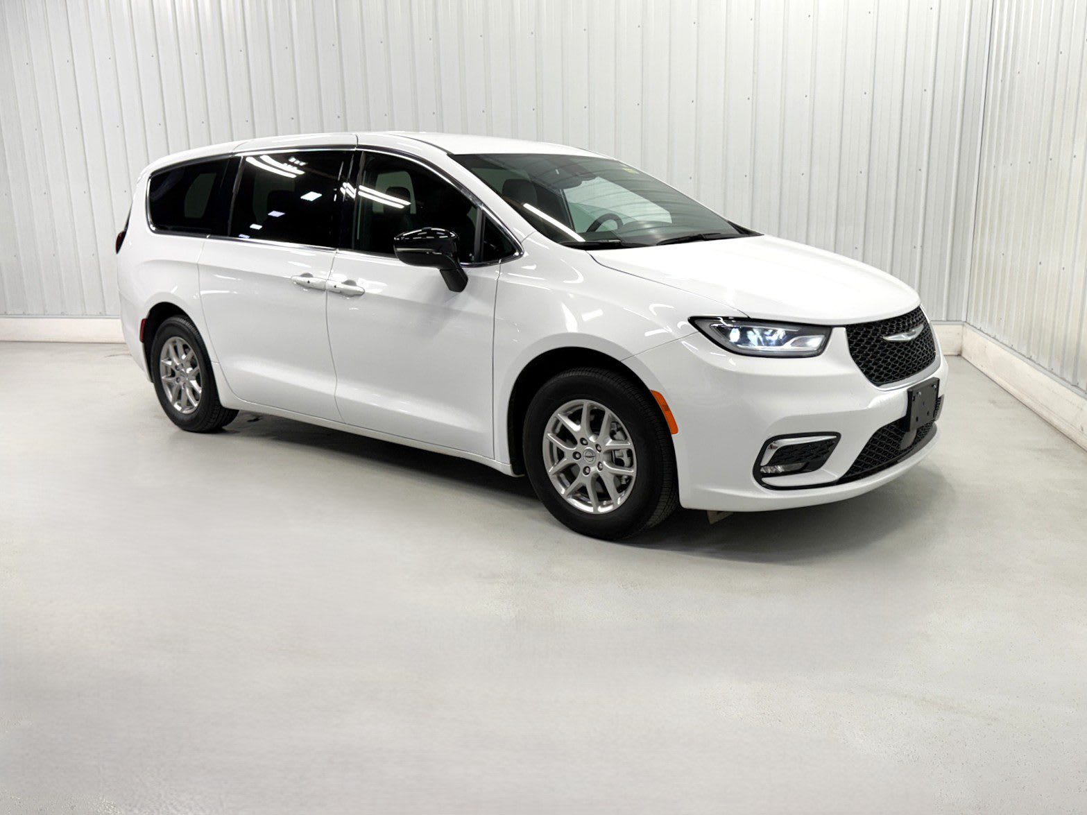 2025 Chrysler Pacifica photo 3