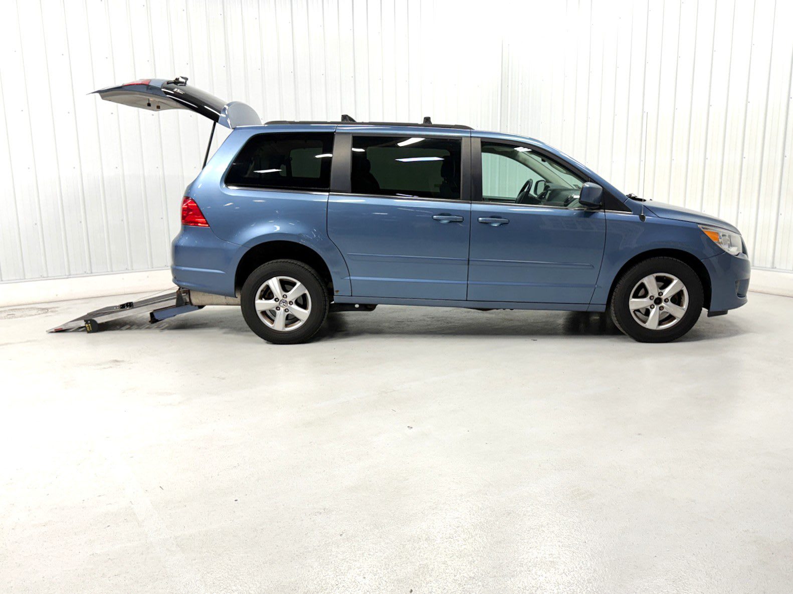 2011 Volkswagen Routan SE's photo