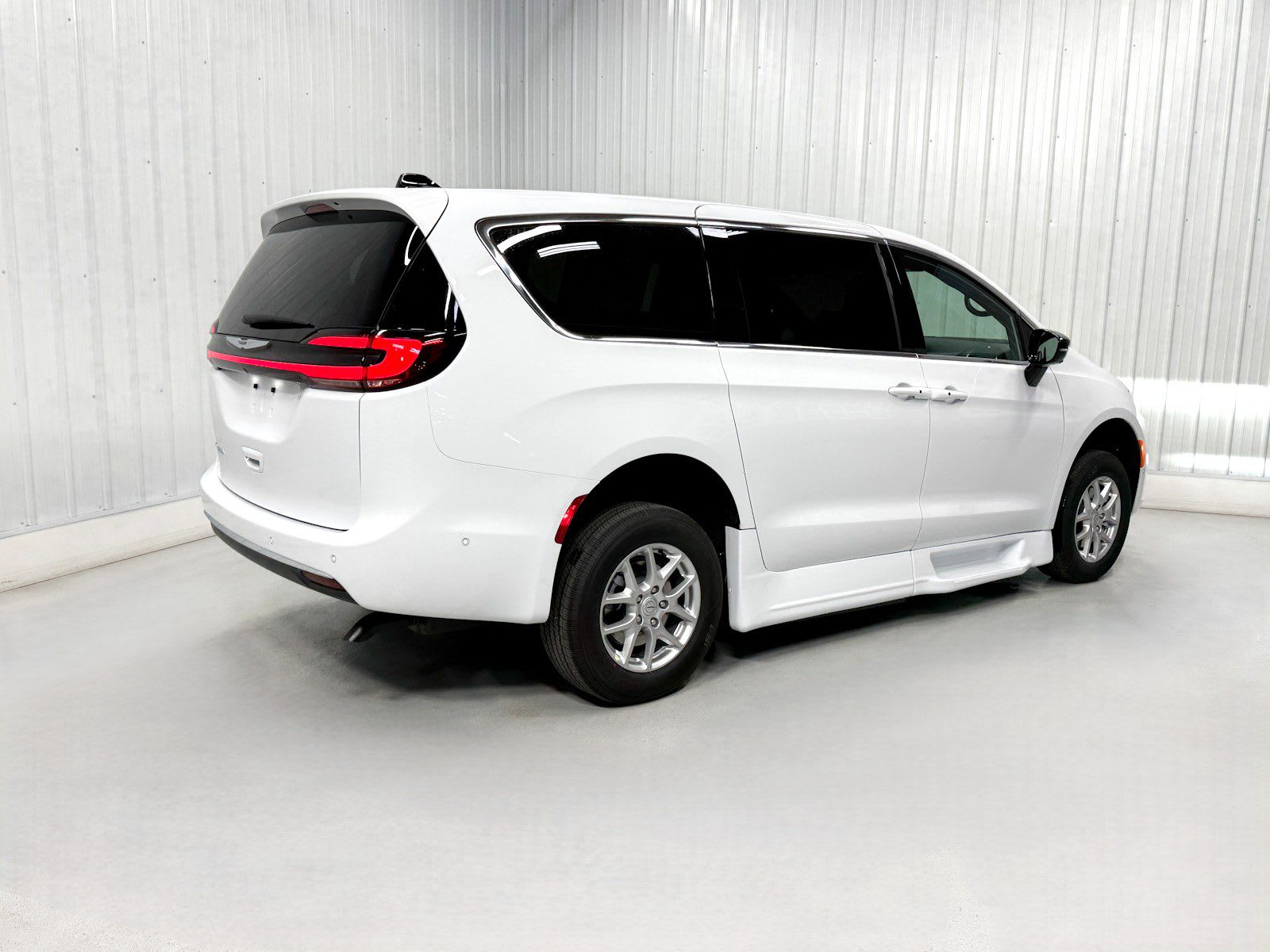 2025 Chrysler Pacifica photo 4