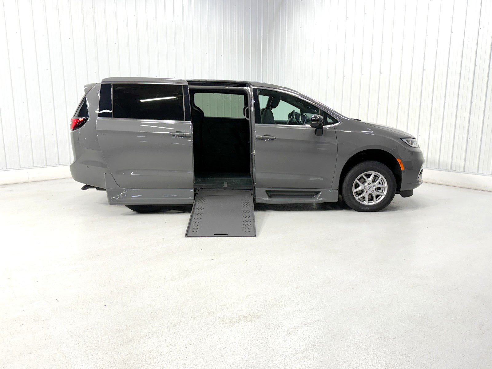2025 Chrysler Pacifica Select's photo