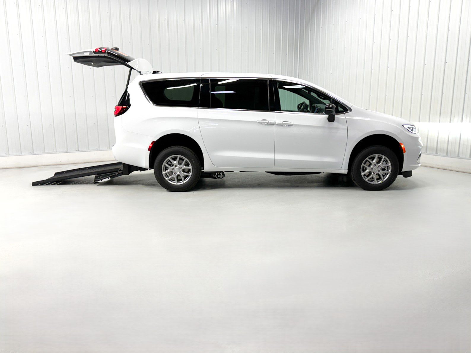 2025 Chrysler Pacifica Select's photo