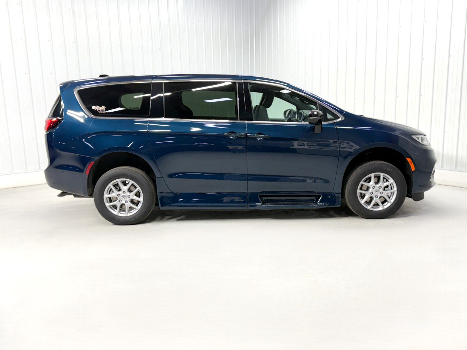 2025 Chrysler Pacifica photo 2