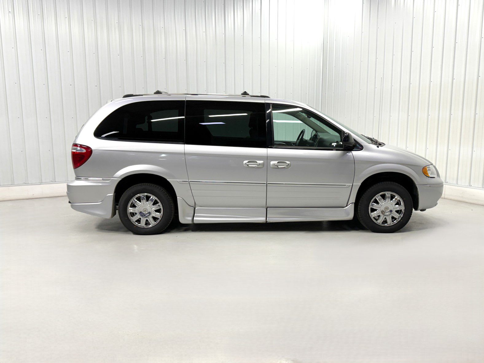 2006 Chrysler Town & Country Limited photo 2