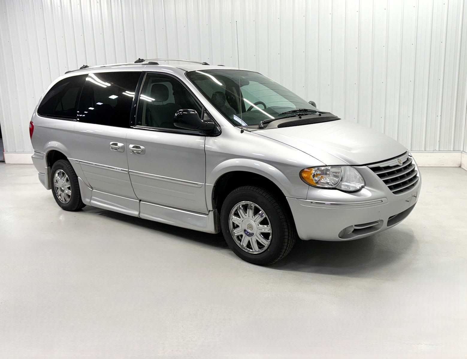 2006 Chrysler Town & Country Limited photo 3