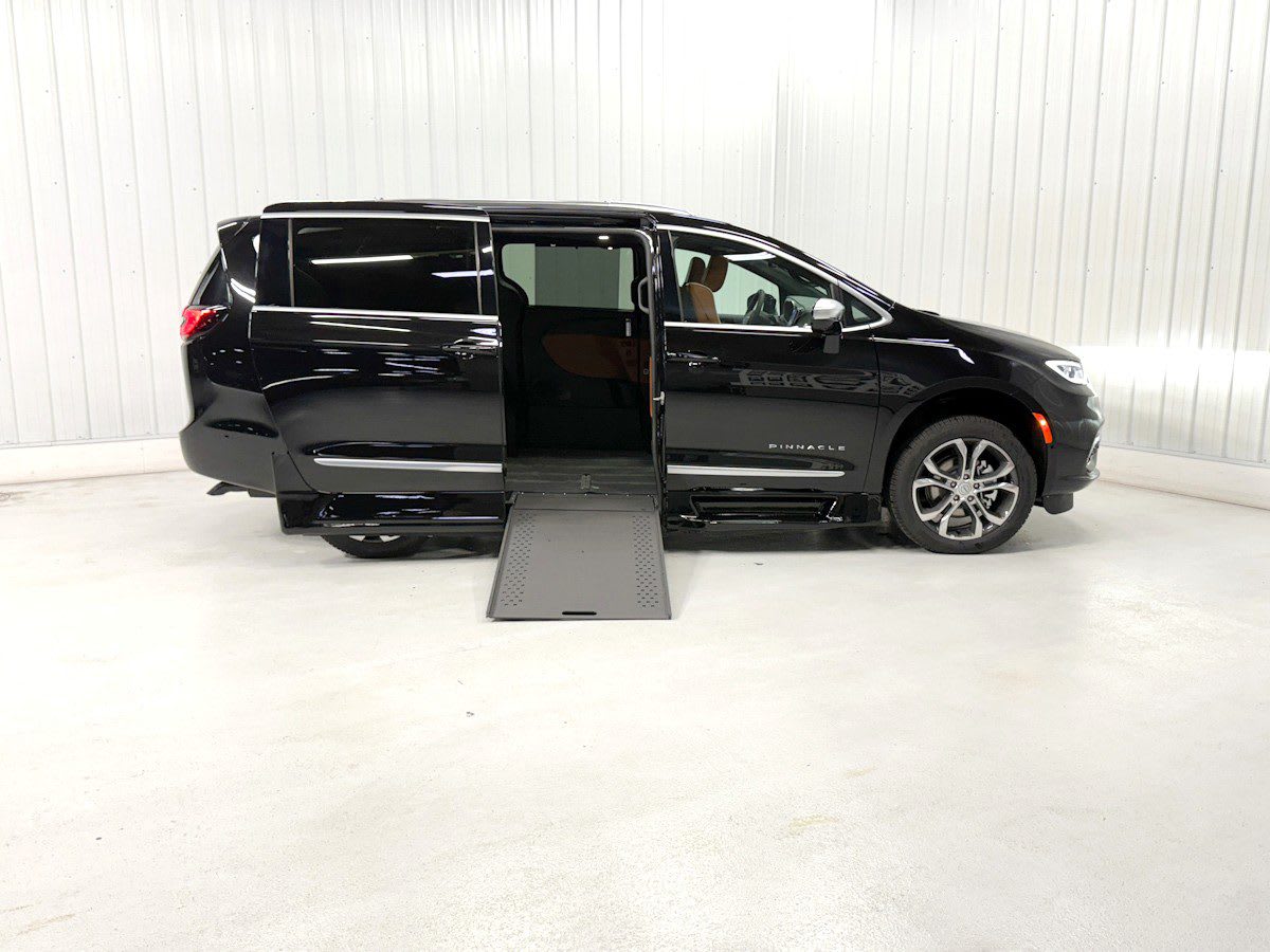 2025 Chrysler Pacifica Pinnacle's photo