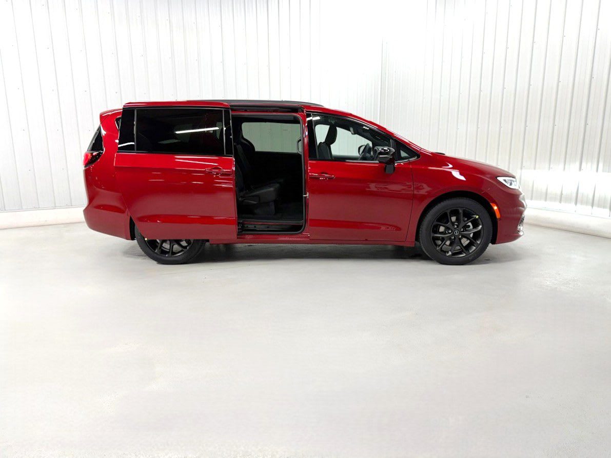 2026 Chrysler Pacifica Select's photo
