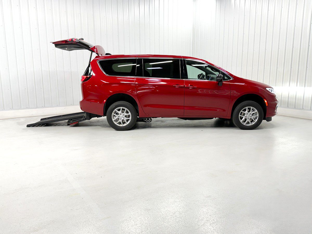 2025 Chrysler Pacifica Select's photo