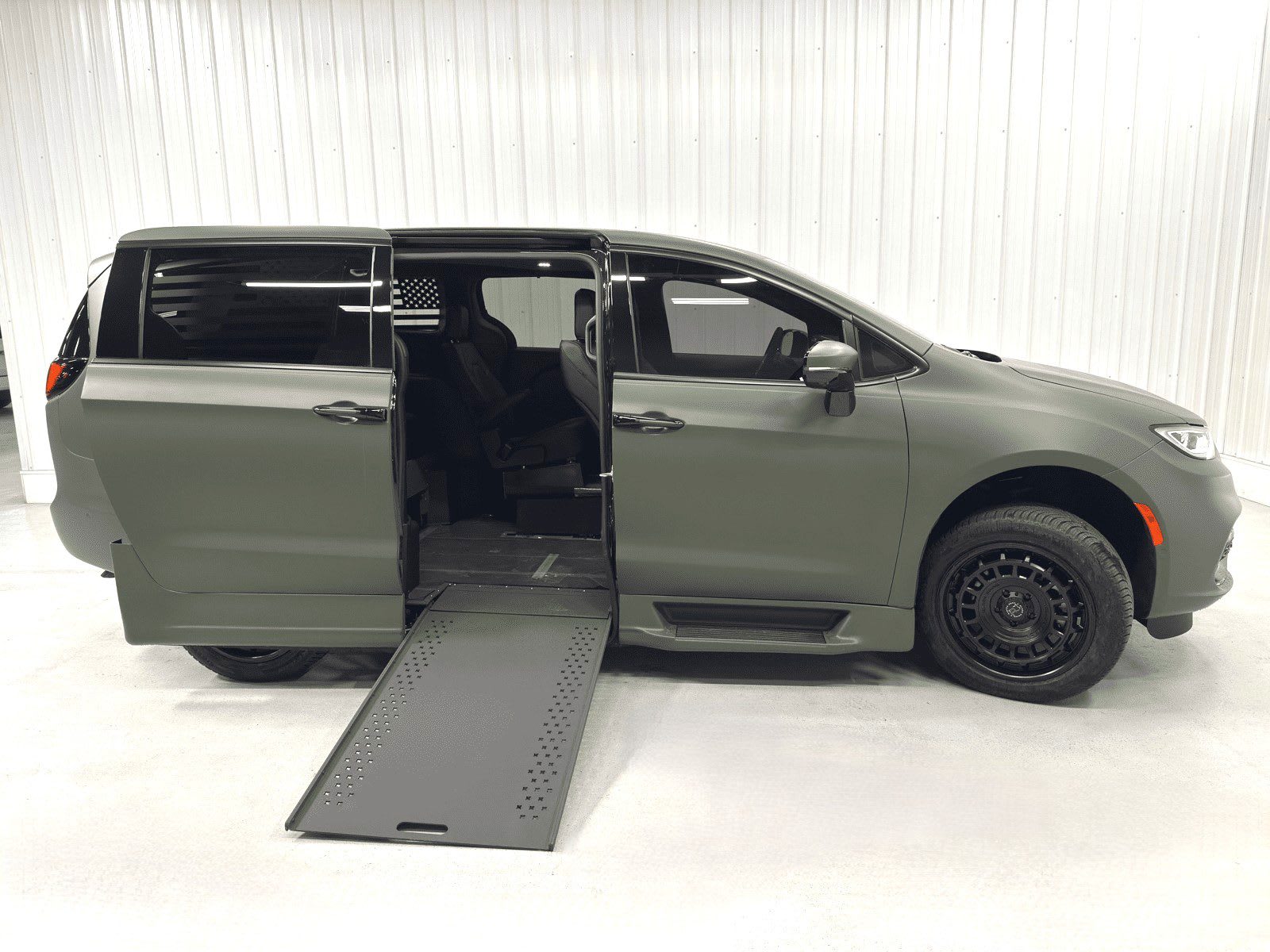 2025 Chrysler Pacifica Select's photo