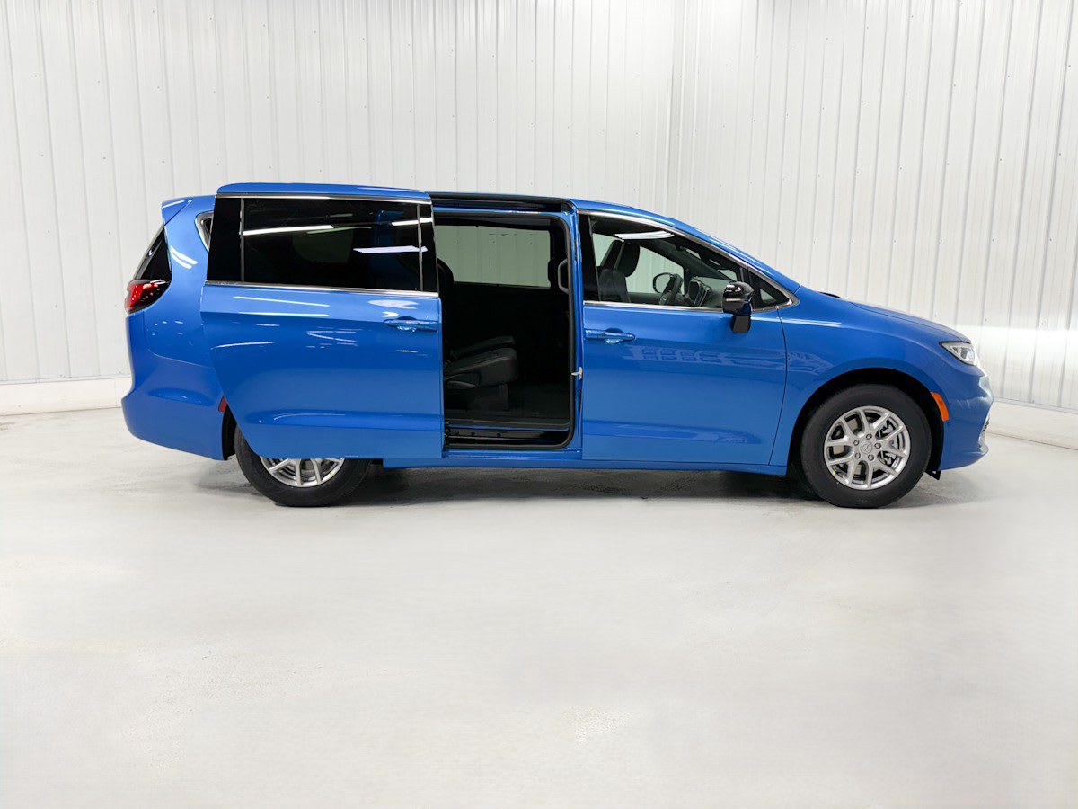 2026 Chrysler Pacifica Select's photo