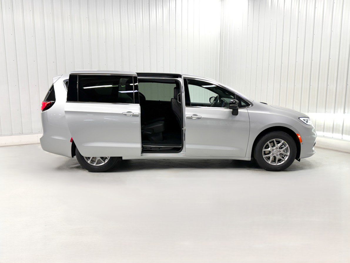 2026 Chrysler Pacifica Select's photo