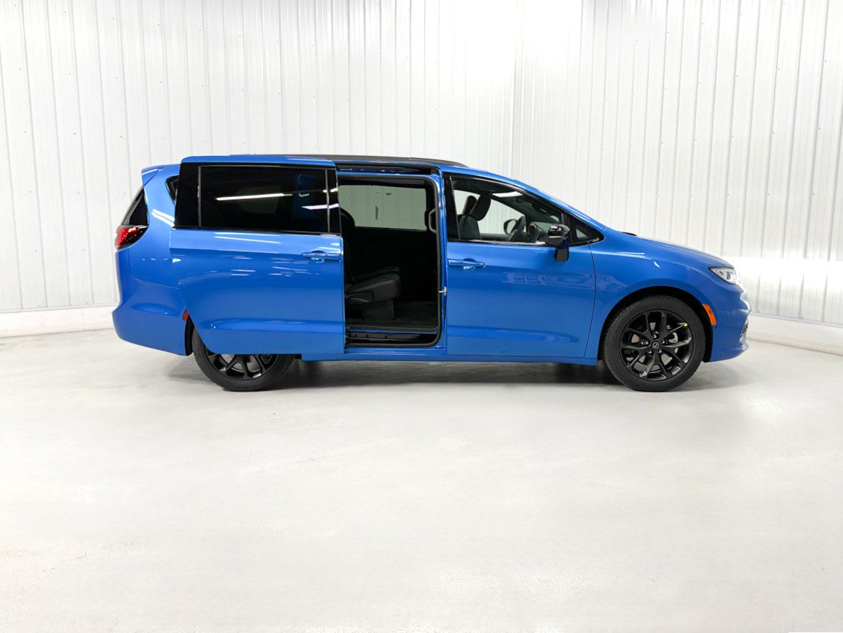 2026 Chrysler Pacifica Select's photo