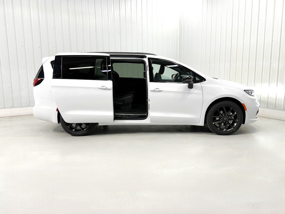 2026 Chrysler Pacifica Select's photo