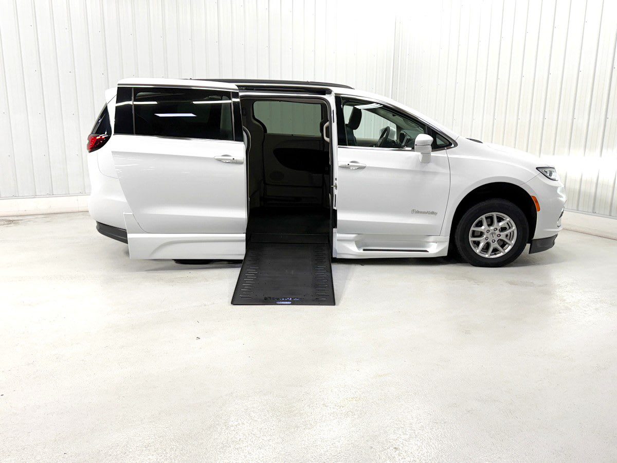 2022 Chrysler Pacifica Touring L's photo