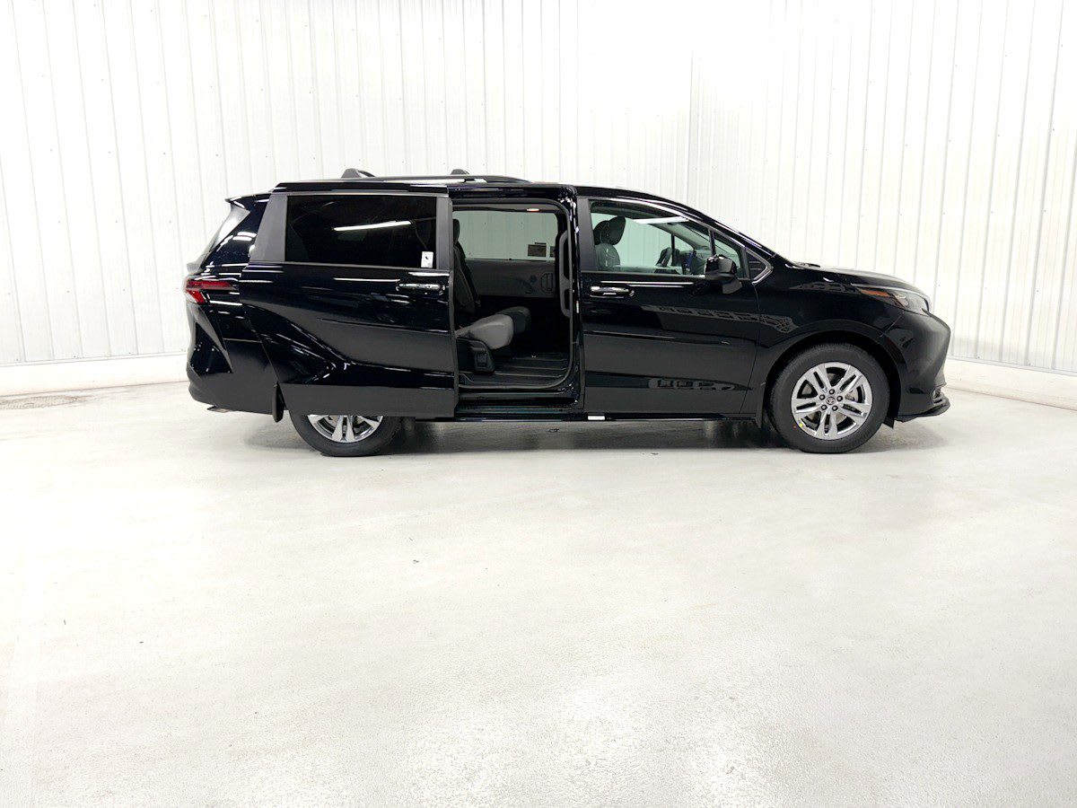 2026 Toyota Sienna XLE's photo