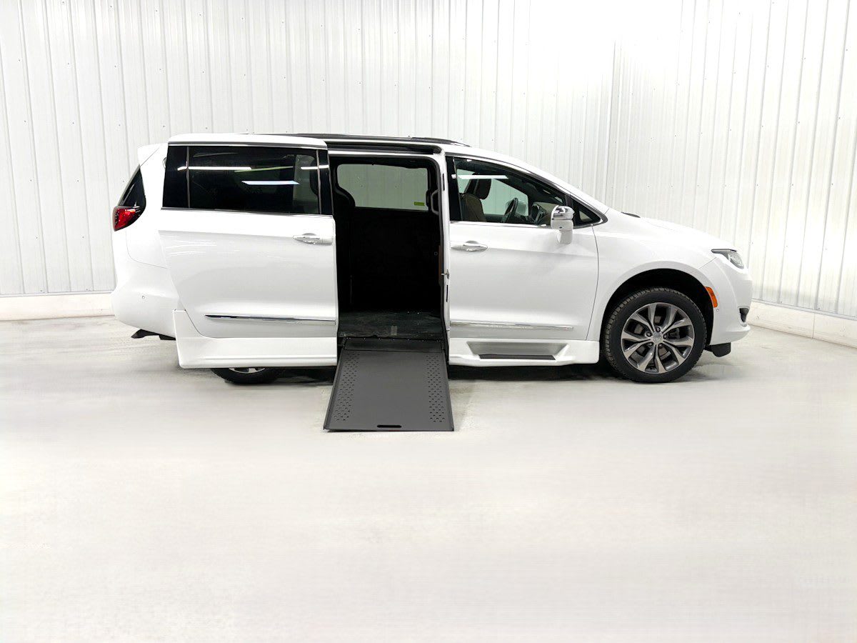 2020 Chrysler Pacifica Limited's photo