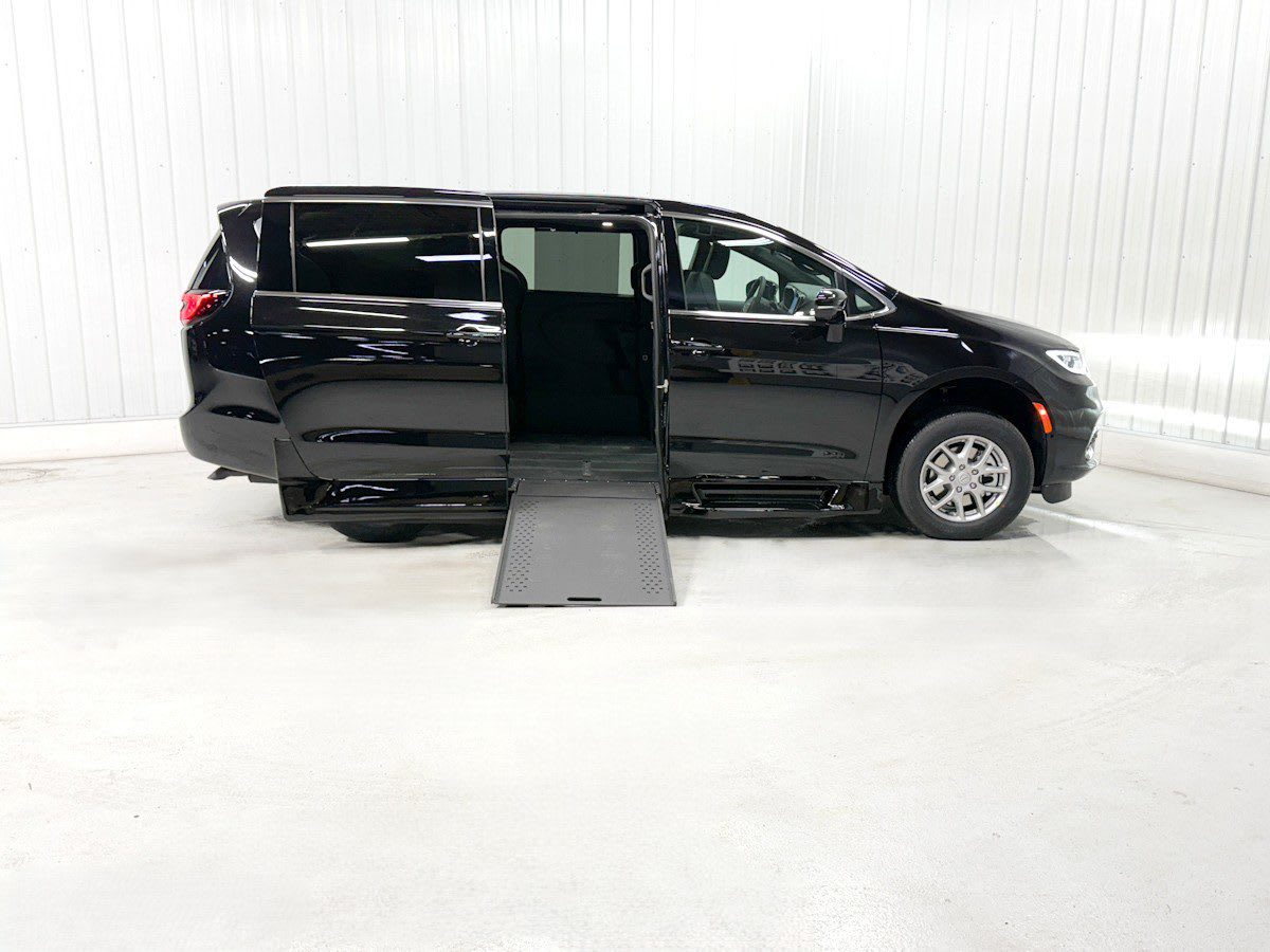 2026 Chrysler Pacifica Select's photo