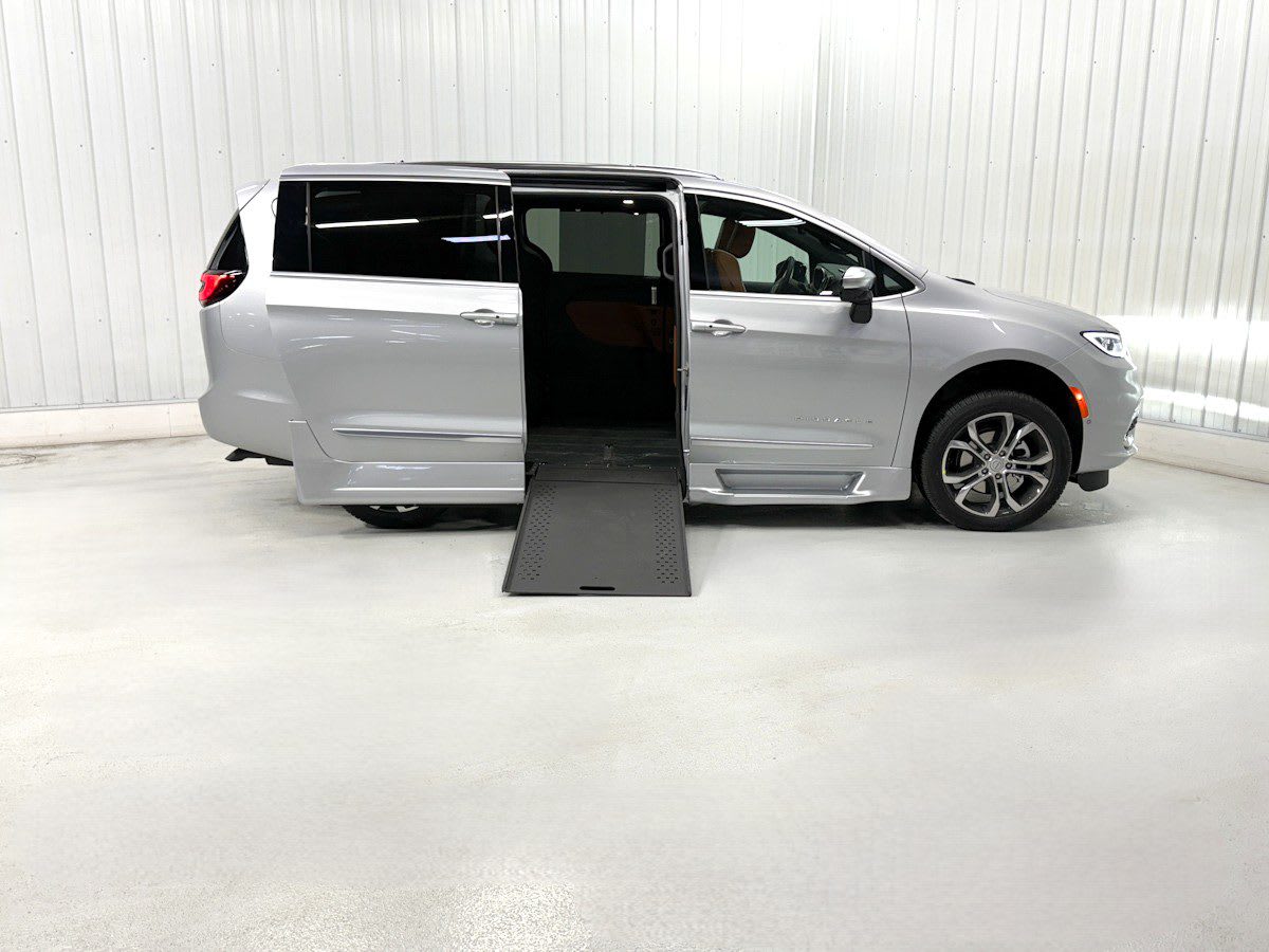2026 Chrysler Pacifica Pinnacle's photo