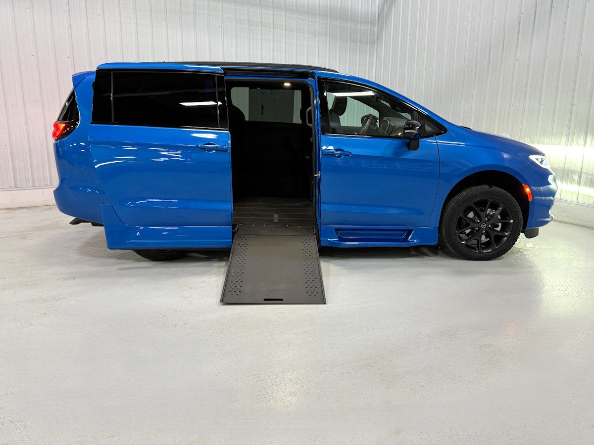 2026 Chrysler Pacifica Select's photo