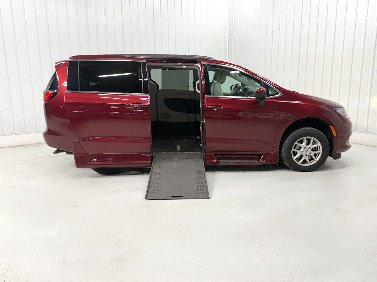 2021 Chrysler Voyager's photo