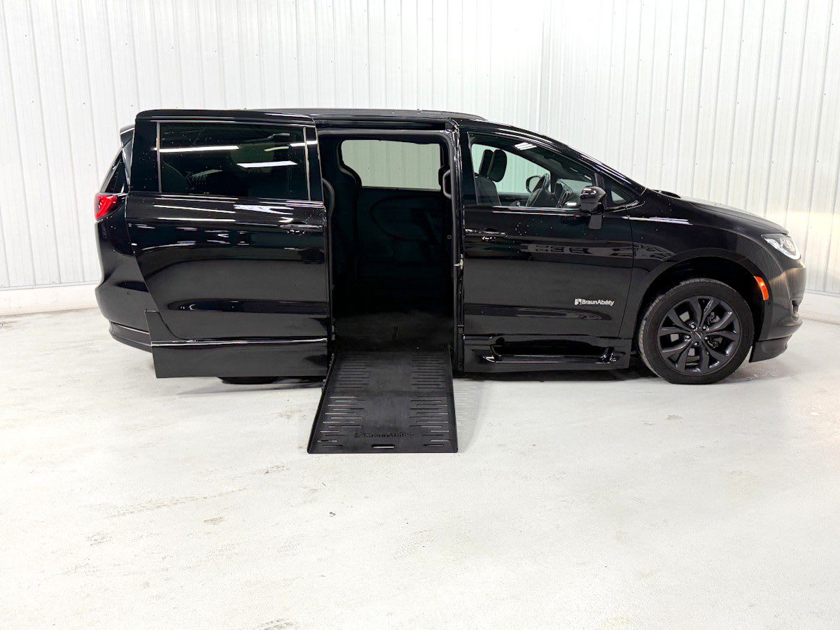 2020 Chrysler Pacifica Touring L Plus's photo