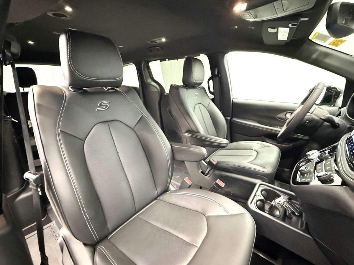 2026 Chrysler Pacifica Select - Photo 7