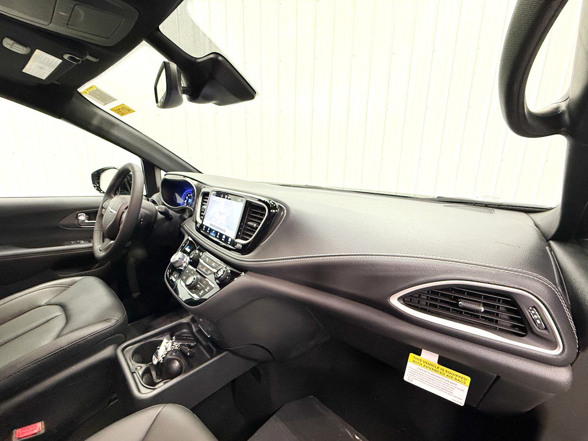 2026 Chrysler Pacifica Select - Photo 8