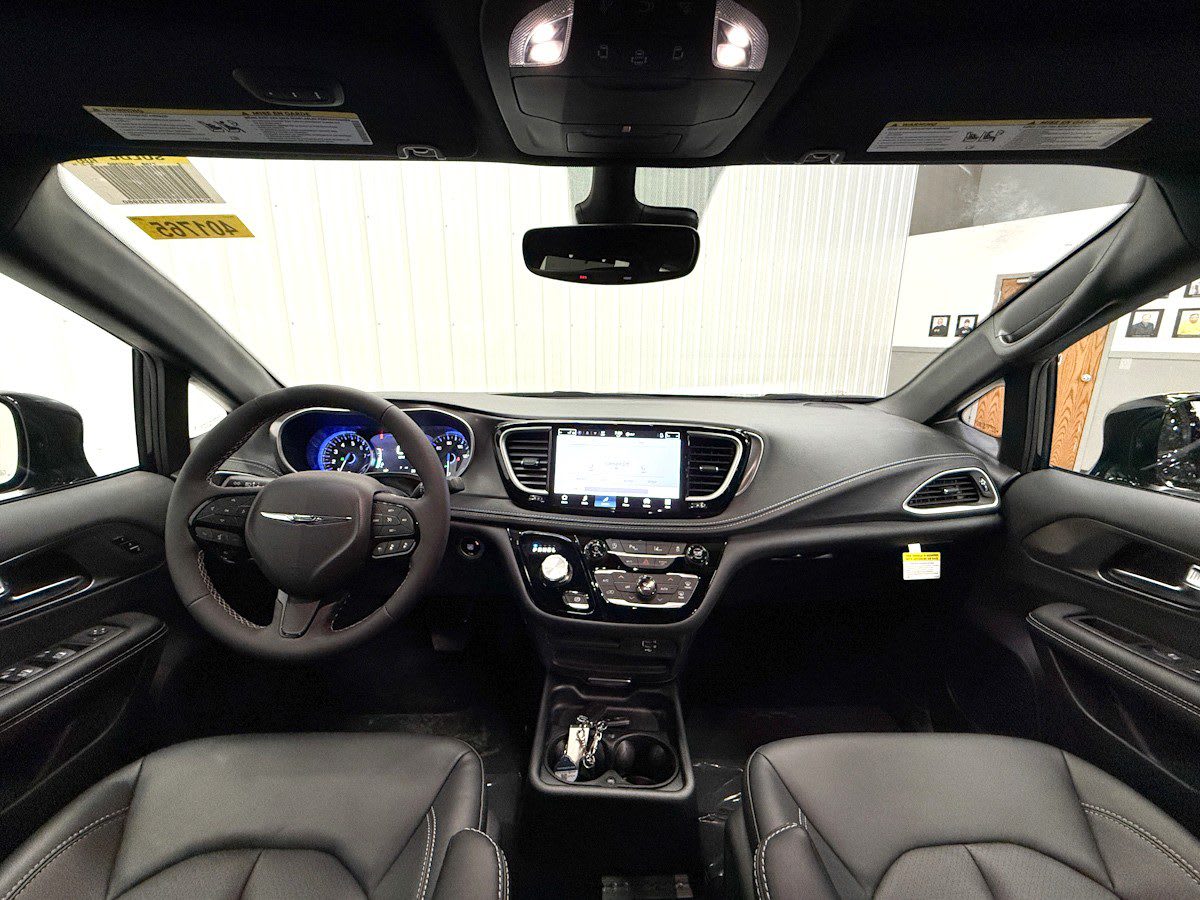 2026 Chrysler Pacifica Select - Photo 10