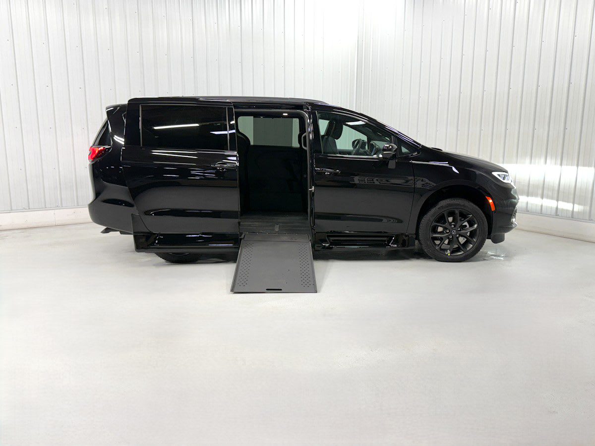 2026 Chrysler Pacifica Select's photo