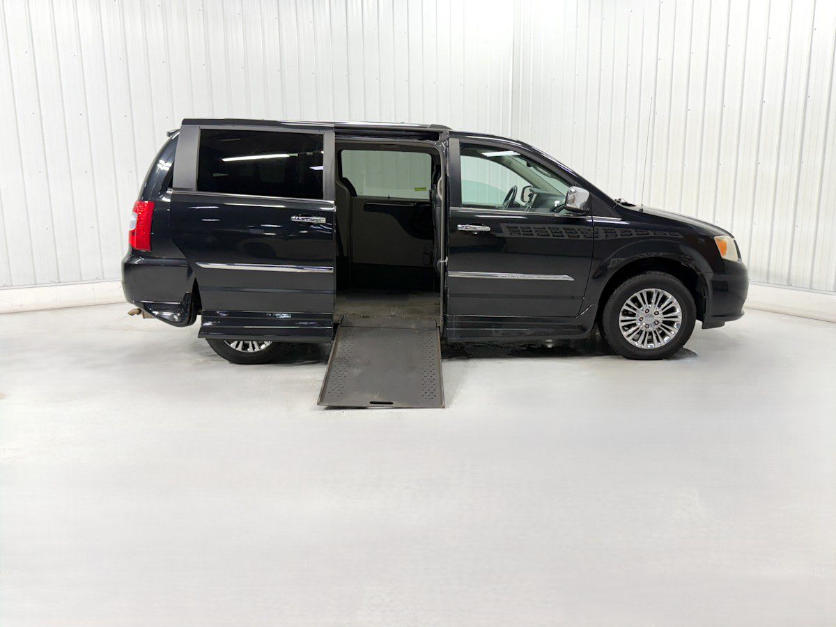 2011 Chrysler Town & Country Limited's photo