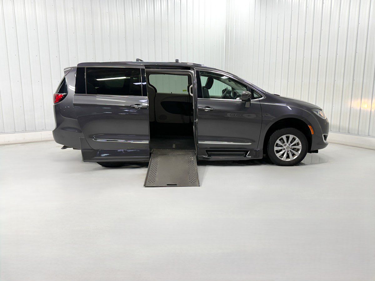 2018 Chrysler Pacifica Touring L's photo