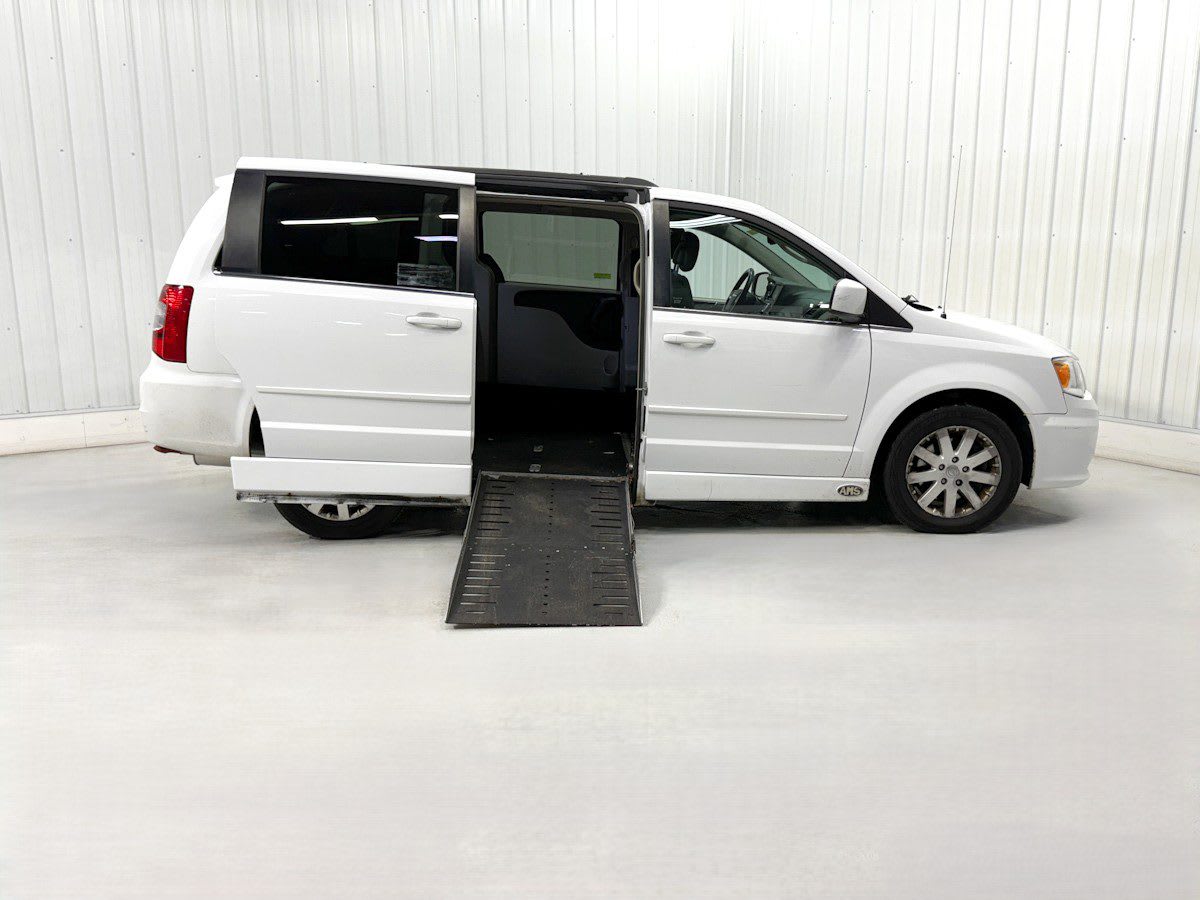 2016 Chrysler Town & Country LX's photo