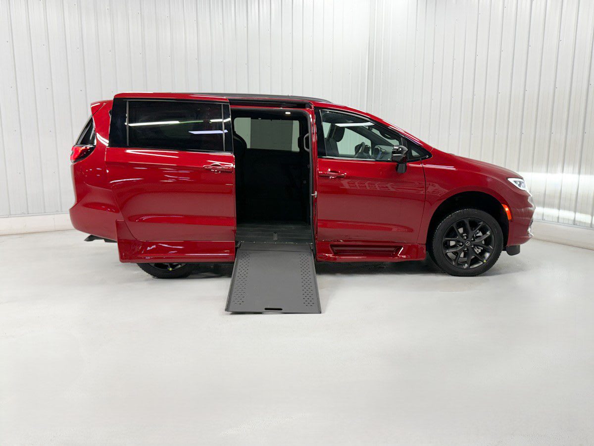 2026 Chrysler Pacifica Select's photo