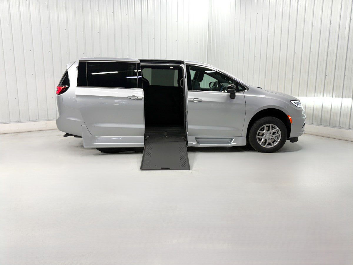2026 Chrysler Pacifica Select's photo