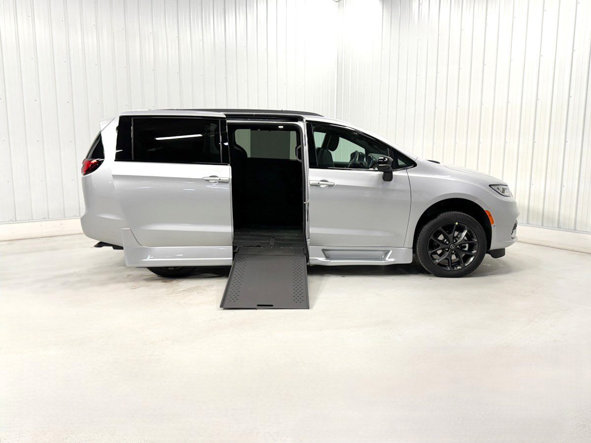 2026 Chrysler Pacifica Select's photo