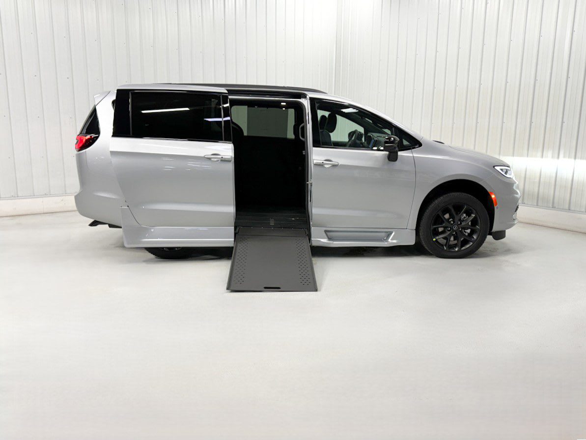 2026 Chrysler Pacifica Limited's photo