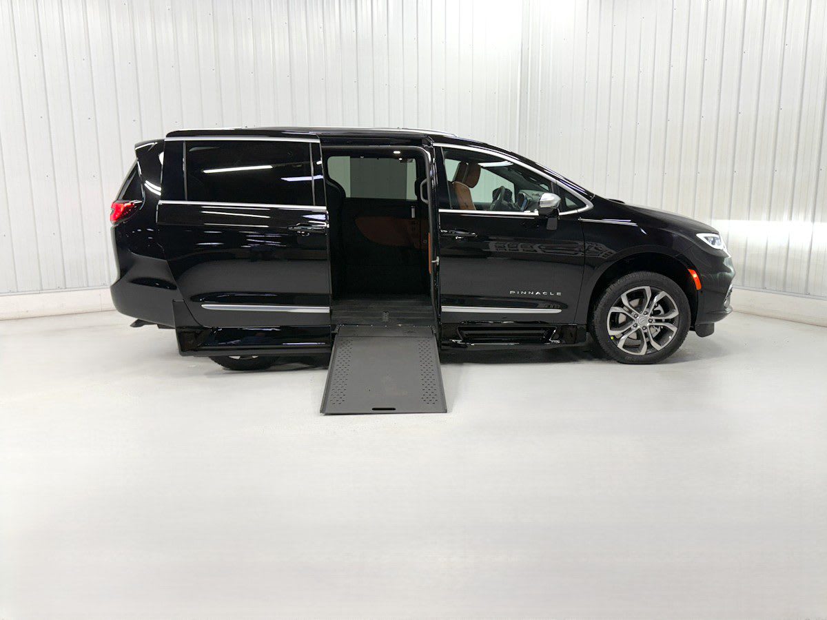 2026 Chrysler Pacifica Pinnacle's photo