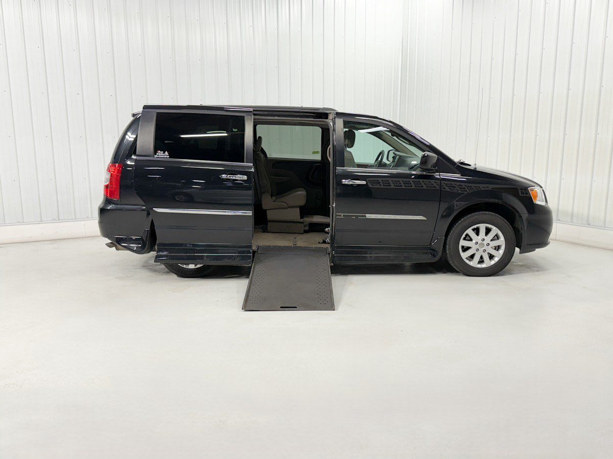 2016 Chrysler Town & Country Touring's photo