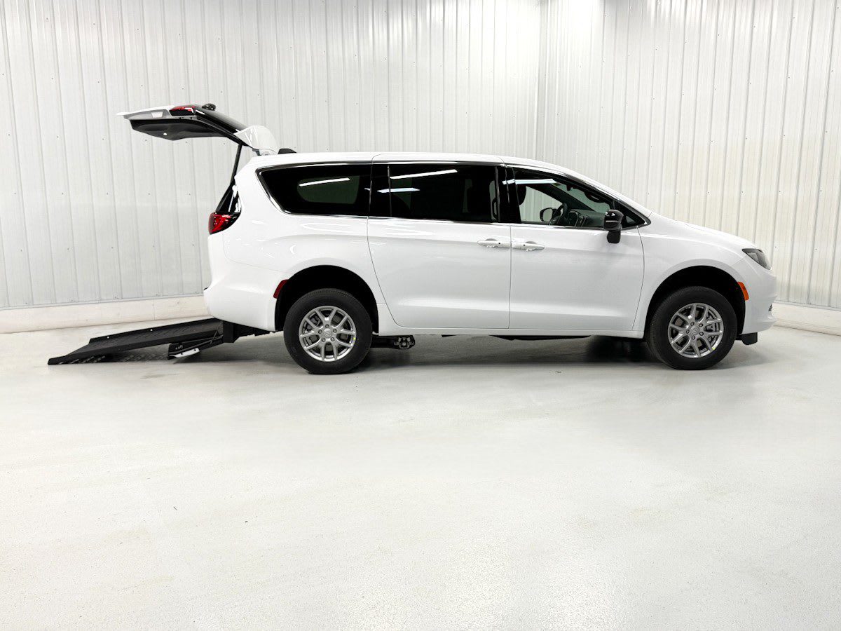 2026 Chrysler Voyager LX's photo