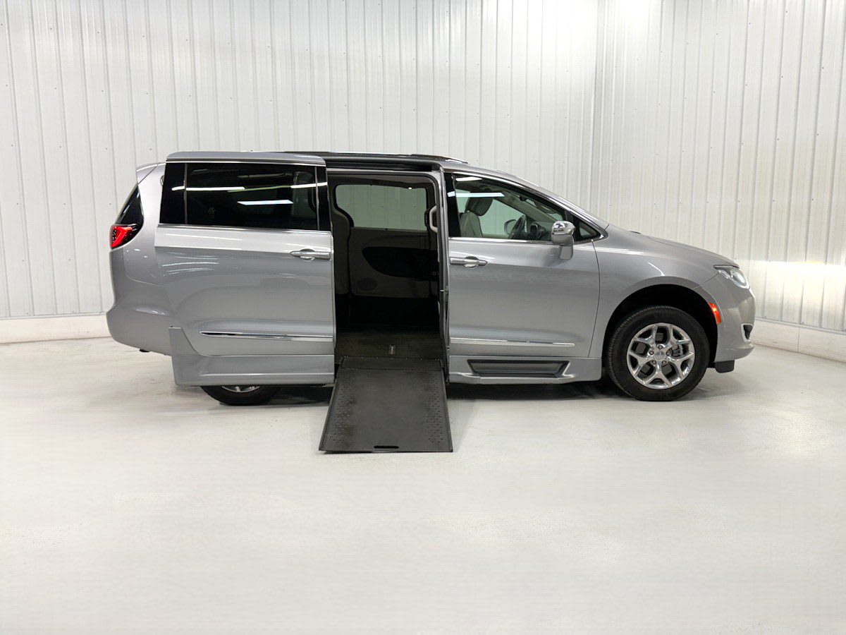 2018 Chrysler Pacifica Limited's photo