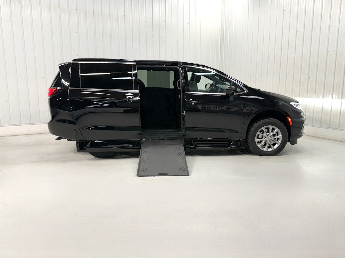 2026 Chrysler Pacifica Limited's photo