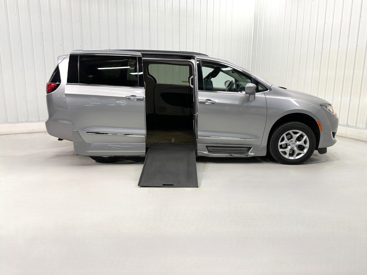 2017 Chrysler Pacifica Touring-L's photo